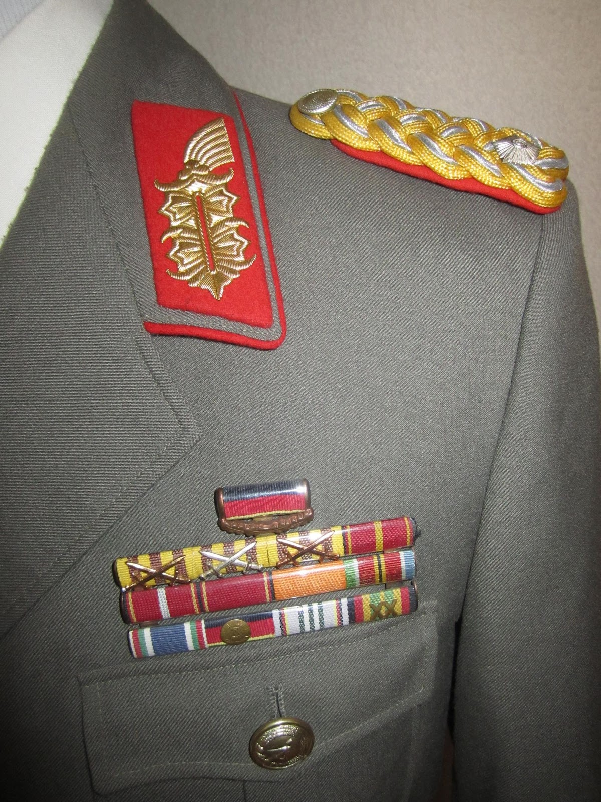 Uniformen der DDR: NVA Generalmajor Landstreitkräfte Paradeuniform 1986