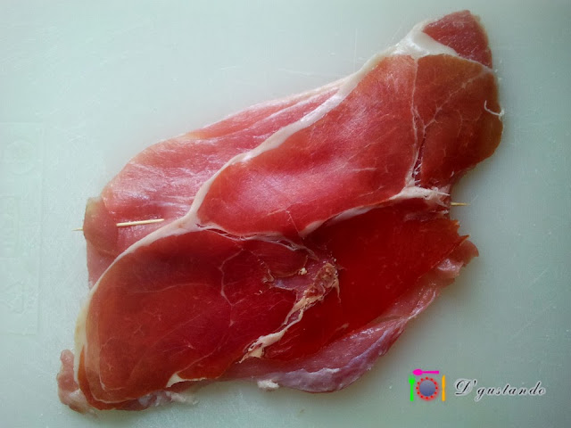 Colocamos una loncha de jamón serrano