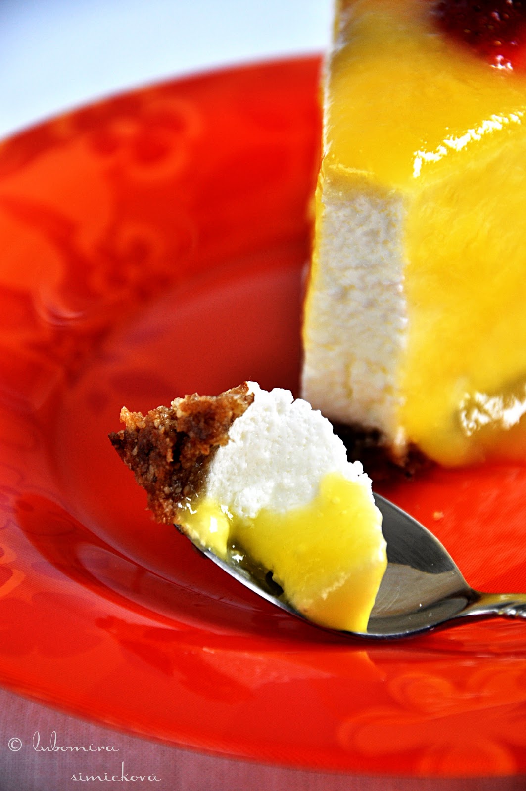 CoLoRes, SaBoRes, oLoRes...CoLoRs, TaSTeS, SmeLLS sour cream cake with