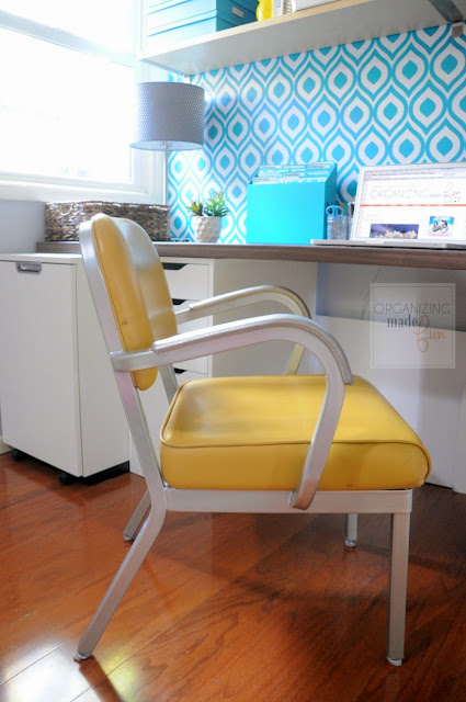 Vintage 1970s office chair with original yellow vinyl looks amazing in this modern home office :: OrganizingMadeFun.com