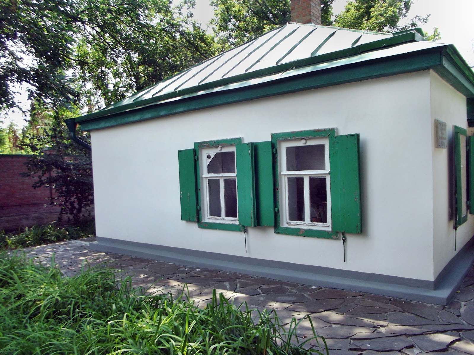 карьково. домик антона павловича чехова в таганроге. россия, московская область, городской округ чехов, деревня карьково. дом музей чехова город таганрог. улица чехова дом 4.