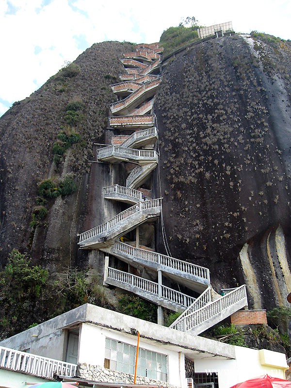 Камень Эль Пеньон де Гуатапе. Колумбия.