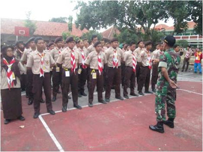 BABINSA GEMOLONG LATIH PBB KEPADA ANGGOTA PRAMUKA