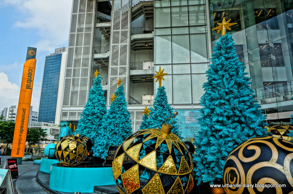 ann city singapore christmas treee at tangs orchard road singapore