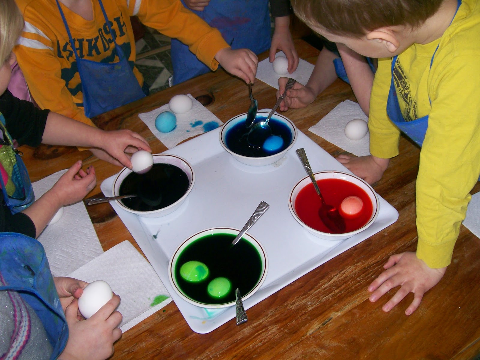 Tree House Preschool Daycare: Easter fun...dyeing eggs and an Easter