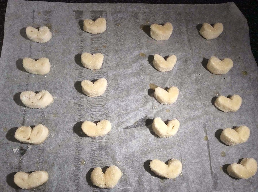 Palmeritas de hojaldre bañadas en agua y miel y rebozadas en azúcar