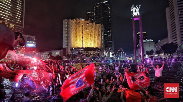 Pesta Jakmania Berenang di Bundaran HI: Juara Mah Bebas Pesta Jakmania Berenang di Bundaran HI: Juara Mah Bebas