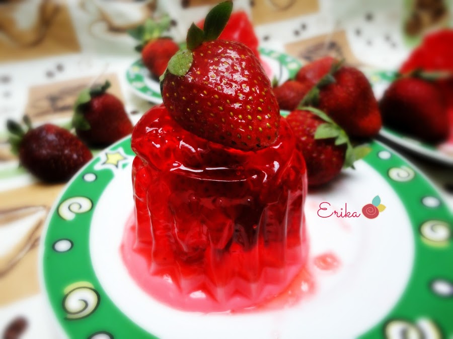  http://zapatitoscochinitos.blogspot.com/2015/06/gelatina-de-fresas-con-yogur-griego.html