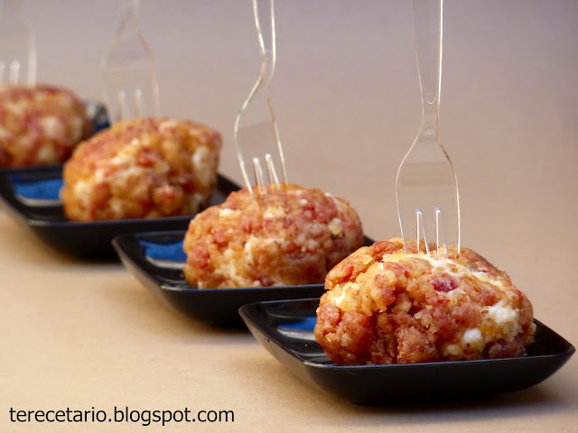  BOLITAS 2 QUESOS CON CRUJIENTE DE JAMÓN Y NUECES 