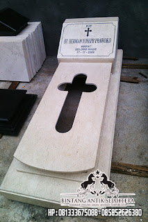 model kijing kuburan katolik dari marmer