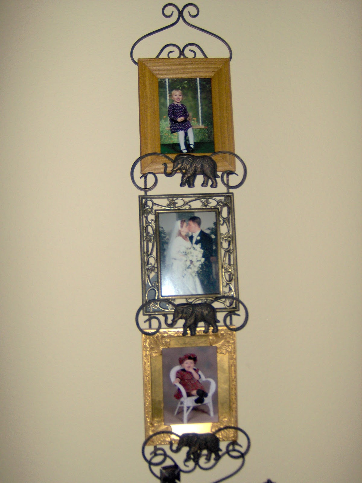 Dixie of all Trades: Use a wall plate rack to hold picture frames!