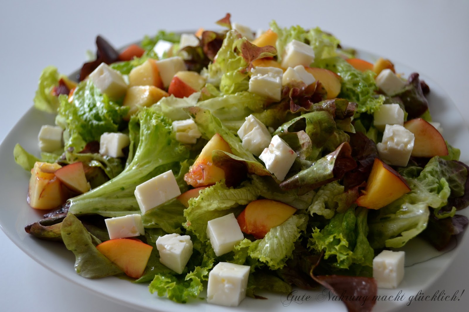 Gute Nahrung macht glücklich : Salat mit Feta und Nektarinen