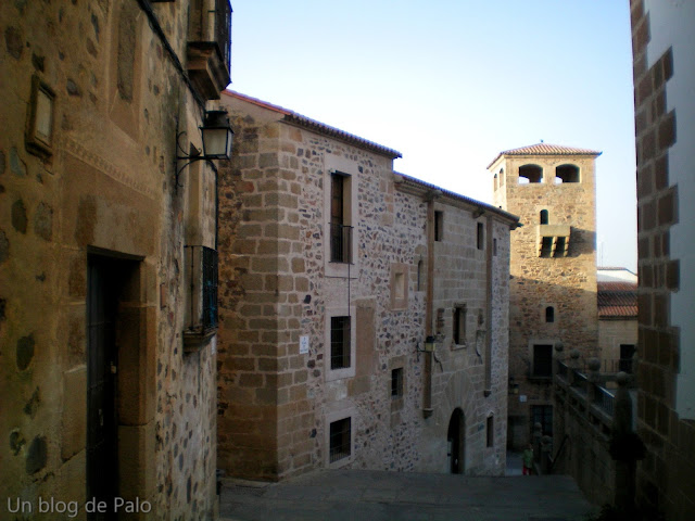 Lateral de Iglesia de San Francisco Javie en Cáceres Lateral de Iglesia de San Francisco Javie en Cáceres