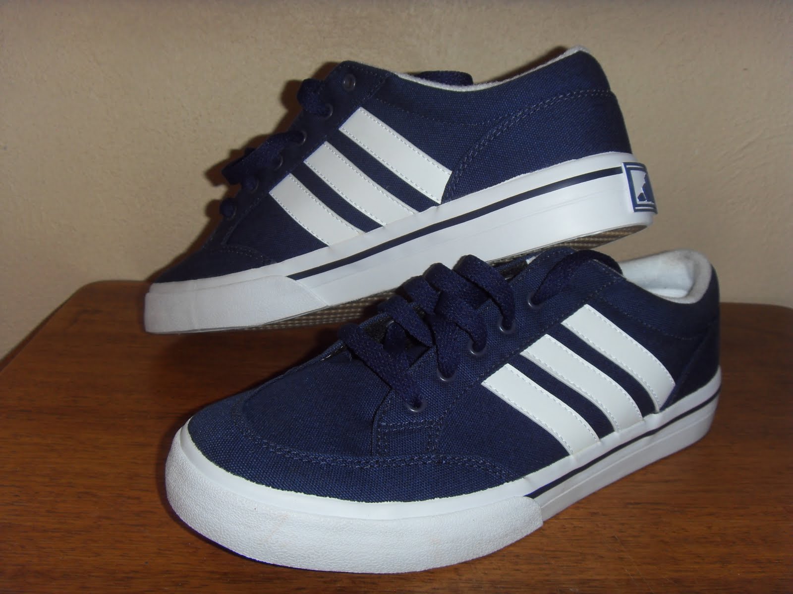 SUKERDAN: Adidas Canvas