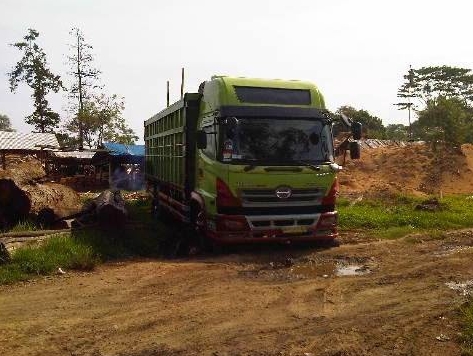 Modifikasi Truk Hino Lohan-hijau depan