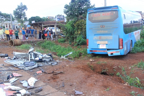Đắk Lắk: Vượt container, xe khách gây họa 3 người thương vong
