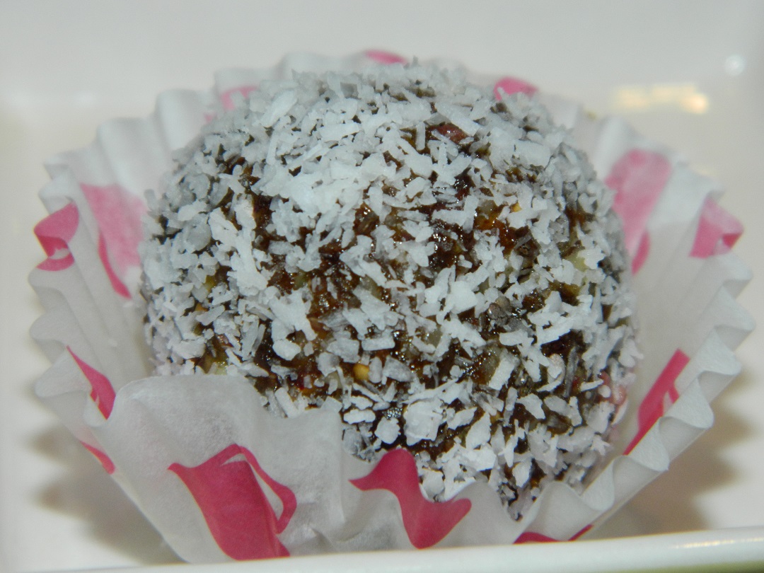 Superfood Energy Balls With Dates, Apricots, Figs and Nuts