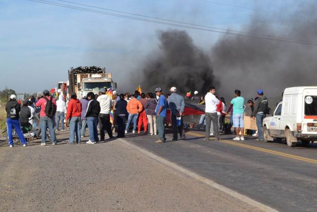 Vecinos anuncian corte de la RN 11 si Vialidad Nacional no resuelve la situación de los Barrios Ángel de la Guarda, Mapic y Aromitos Vecinos anuncian corte de la RN 11 si Vialidad Nacional no resuelve la situación de los Barrios Ángel de la Guarda, Mapic y Aromitos