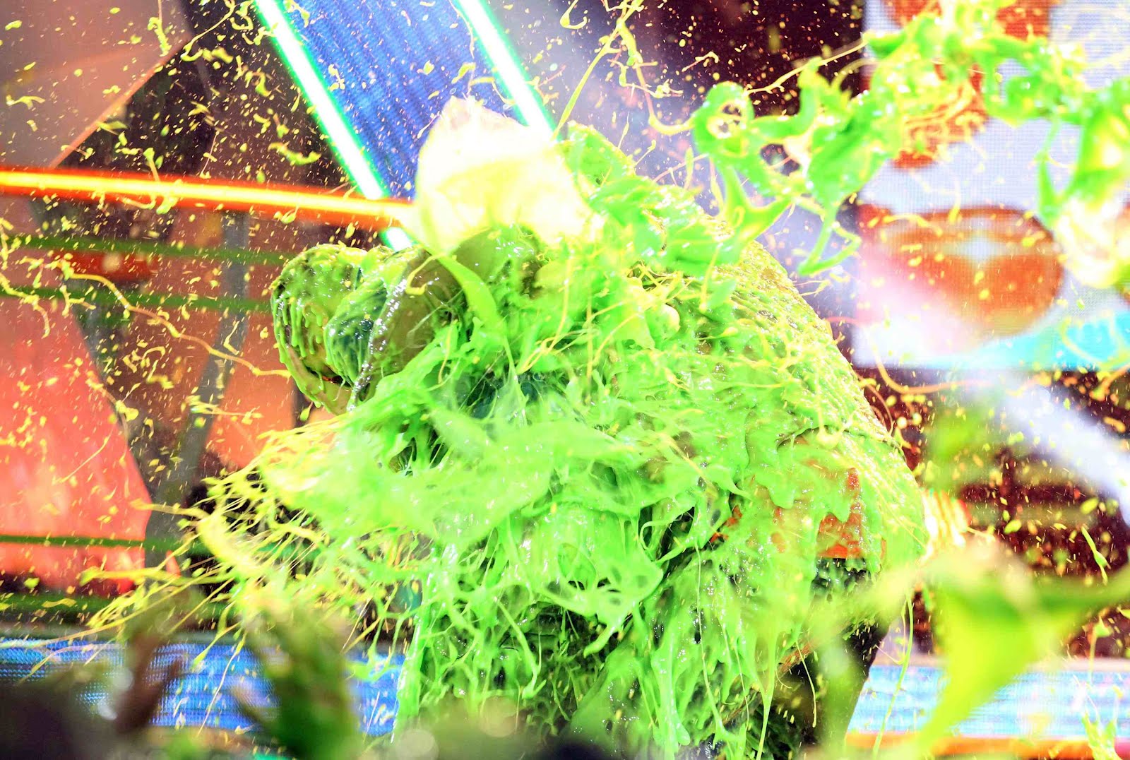 Justin Bieber Gets Slimed At 2012 Nickelodeon KCAs!1600 x 1076