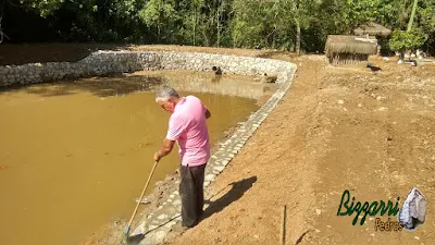 Bizzarri, da Bizzarri Pedras, visitando uma obra e orientando o trabalho onde estamos fazendo os muros de pedra em Cotia-SP, sendo o muro de pedra em volta do lago para evitar o desmoronamento da terra em volta do lago. Na foto fazendo o rejunte do acabamento do muro. 05 de maio de 2017.