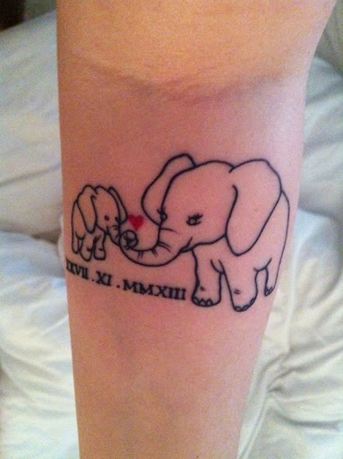 Uma mãe elefante e seu bebê são mostrados abraçando troncos acima de uma série de romanos denotando um aniversário.