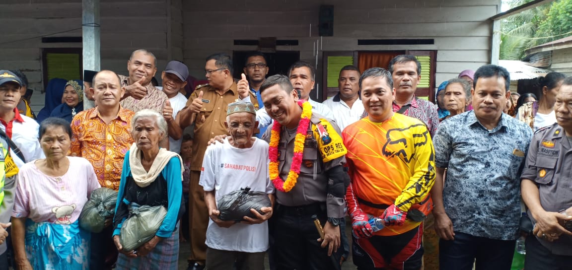 Kapolres Asahan AKBP Faisal Napitupulu foto bersama warga. Kapolres Asahan AKBP Faisal Napitupulu foto bersama warga.