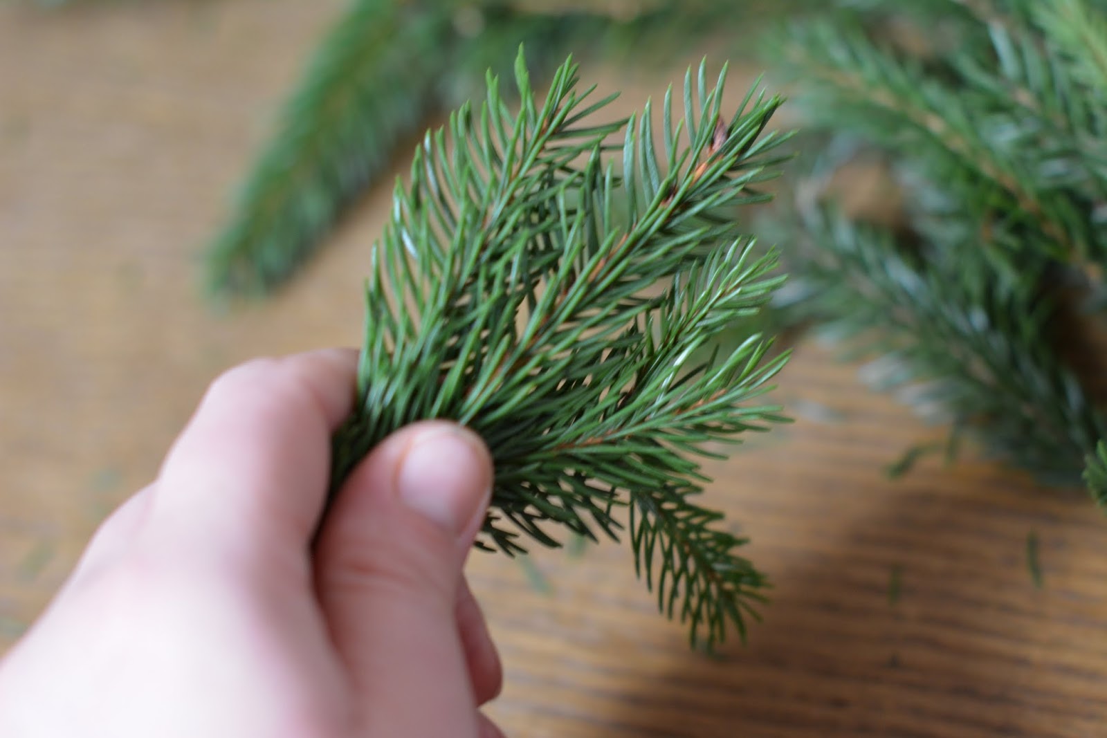 Prosty wianek ze świerku - DIY. | Przeplatane kolorami - DIY - DOM