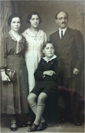 Agustina Senar Erdocia y Eduardo Alonso con sus hijos