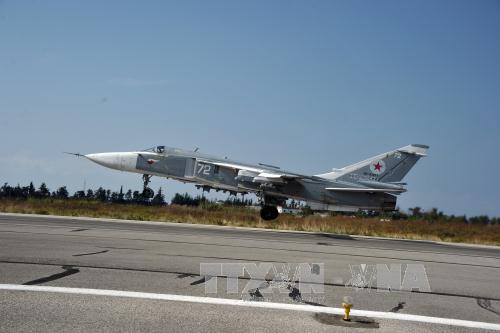 Máy bay chiến đấu Sukhoi Su-24M của Nga cất cánh từ sân bay quân sự Hmeymim, gần thành phố Latakia ngày 21/10. Ảnh: THX/TTXVN