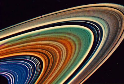Cassini cerca spiegazione enigma anelli di Saturno