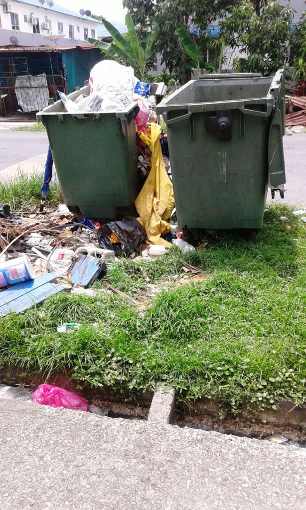 PAS Kawasan Miri: Longkang Penuh Dengan Sampah Cemar Kawasan Perumahan