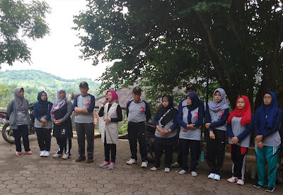 Kegiatan Outing Class SMPN 2 Cipatat di Situs Purbakala Guha Pawon