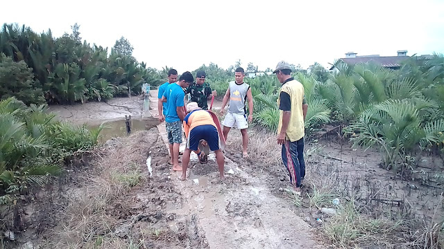 Satgas TMMD ke-103 Gotong Royong Bersama Warga Perbaiki Jalan Setapak 2 WhatsApp%2BImage%2B2018 11 09%2Bat%2B13.14.17