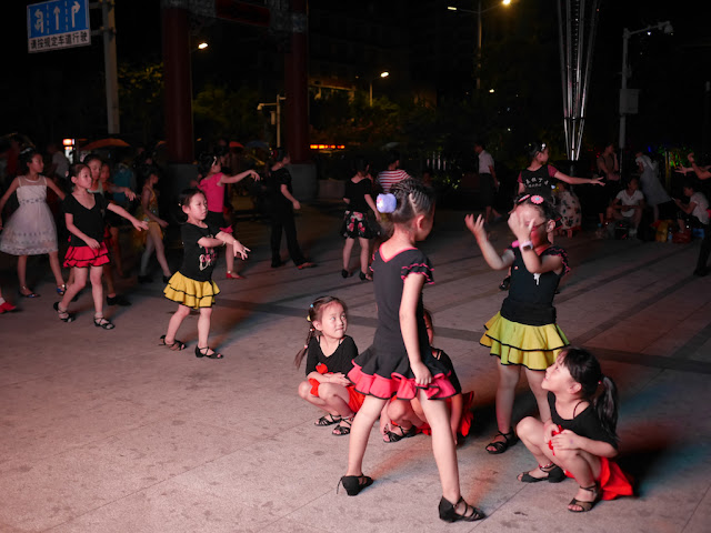 Children dancing at Datang Park (大塘公园) in Bengbu