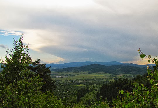 Widok z Gór Kruczych na Karkonosze.