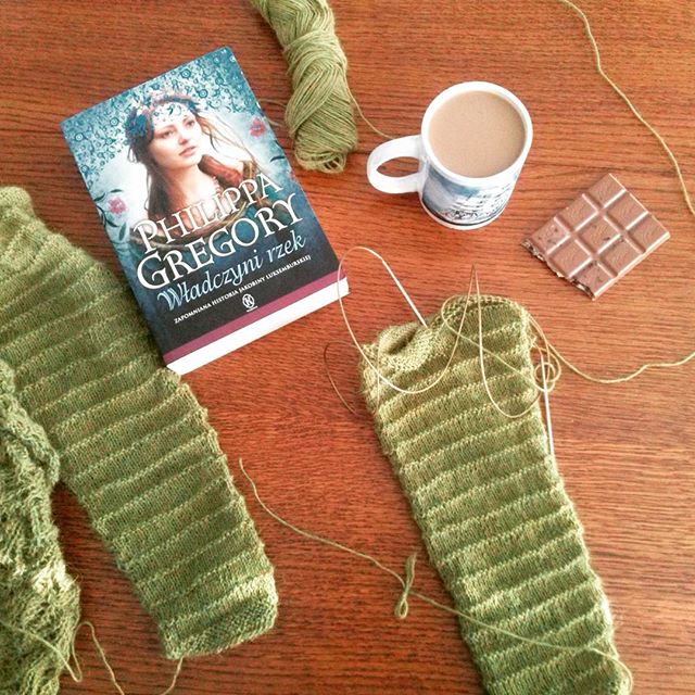 sweterek na drutach, zielony, książka Władczyni rzek Philippa Gregory