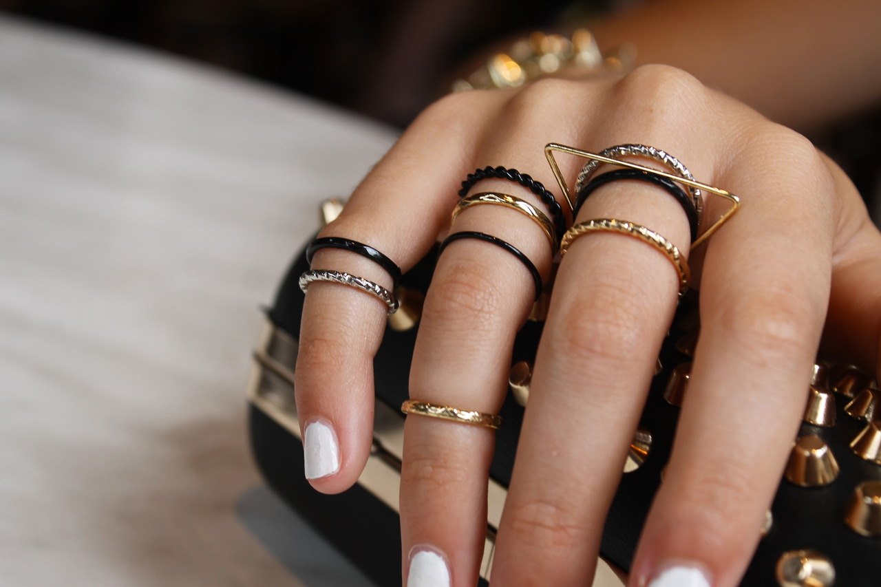 Золото и серебро на одной руке. Модные кольца. Кольцо на руке. Фаланговые кольца. Несколько колец на руке.