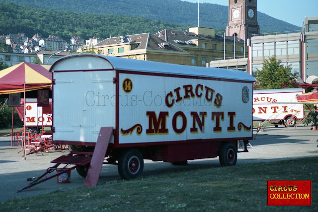 roulotte pour le transport du matériel du cirque