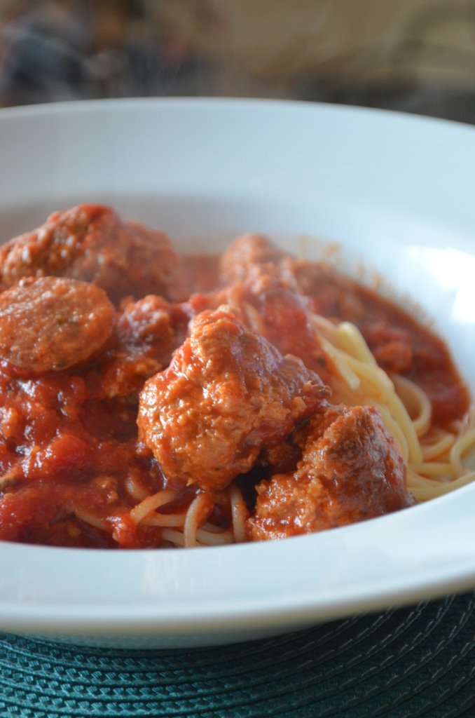 Spaghetti sauce tomate et boulettes de viande typiquement italien