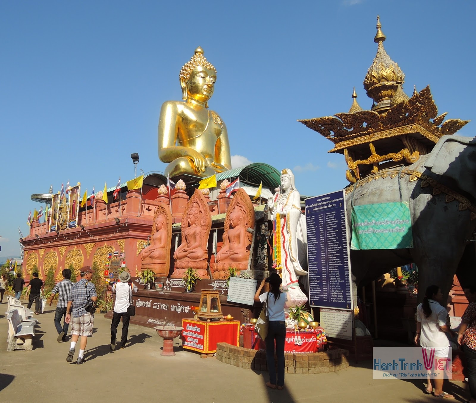 Tham quan chùa bạc Wat Rong Khun ở Chiêng Rai
