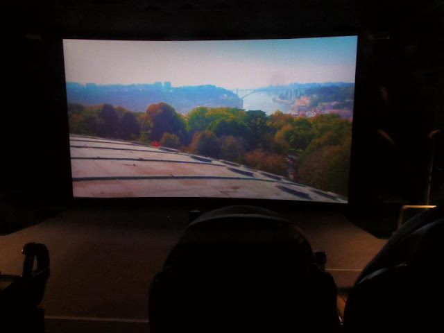Cadeiras de cinema e projeção em 5D dos Jardins do Palácio de Cristal, rio Douro e ponte da Arrábida