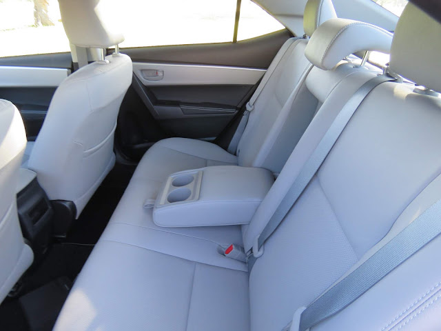 Toyota Corolla GLi 2018 x VW Jetta Comfortline - espaço interno