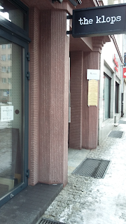 Kartka z informacją o wynajęciu lokalu na witrynie baru "the Klops" gastronomia, Gdynia, Świętojańska, Klops