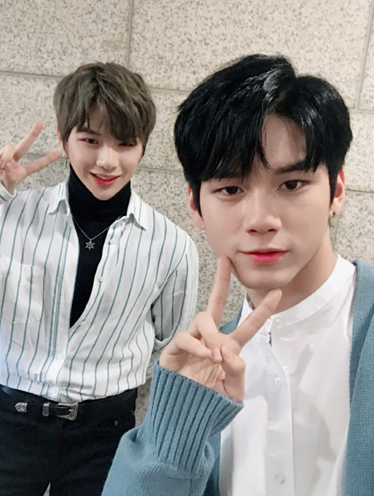 Wanna One's Kang Daniel and Ong Seongwoo receiving love calls from