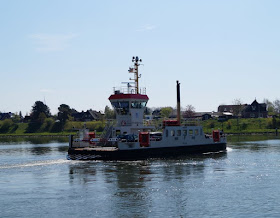 Vom Spielen, Schiffe gucken, Picknicken und Fähre fahren am Nord-Ostsee-Kanal. Kanal Fähre Sehestedt Überfahrt gratis kostenlos Fußgänger Fahrräder Motorräder PKWs