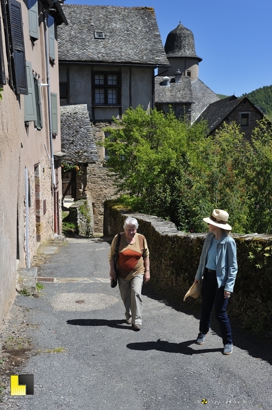 felicienne et valerie blachier visitent le village de conques photo Pascal Blachier
