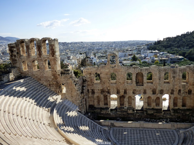 24 grudnia, Akropolis. 'Radosnych Świąt' z Partenonem w tle. Odeon Herodesa Attykusa, Ateny Grecja