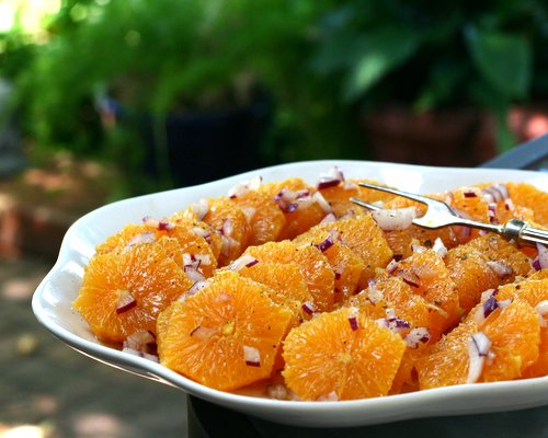 Savory Orange Slices ♥ KitchenParade.com, a simple and surprising orange salad, savory not sweet.
