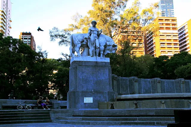 Paisaje Urbano.Monumento en Plaza Alemania