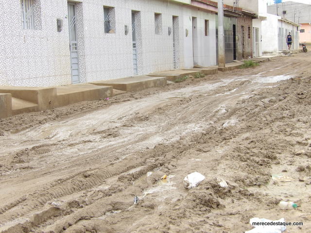 Moradores do Loteamento Dona Lica reclamam da lama, lixo, esgoto a céu aberto e animais soltos nas ruas